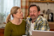 Gregor (Holger Matthias Wilhelm) paukt flei&szlig;ig mit Vera (Sybille Waury) Quizfragen.