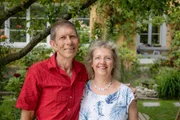 Hinter den Hecken Paradiesgarten in Bätterkinden BE Staffel 5 Folge 1 Hermann Seibold und Eila Signer in ihrem Paradiesgarten Hinter den Hecken Paradiesgarten in Bätterkinden BE Staffel 5 Folge 1 Hermann Seibold und Eila Signer in ihrem Paradiesgarten