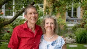 Hinter den Hecken Paradiesgarten in B&auml;tterkinden BE Staffel 5 Folge 1 Hermann Seibold und Eila Signer in ihrem Paradiesgarten