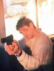 Dean McConnell (Eric Roberts) ist im brennenden Hochhaus eingeschlossen, doch er versucht zu verhindern, dass sein Rivale Quentin mitsamt seiner Beute entkommt.