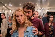 Noras (Chiara Schoras) Haus f&uuml;llt sich. Neben ihren Eltern zieht auch Khalid (Kai Albrecht), ein Urlaubsflirt ihrer Freundin, bei ihr ein, und macht ihr ein paar unangenehme Wahrheiten bewusst.