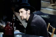 Bob Ford (John Carradine) hat innerlich mit seinem Bandenchef Jesse James gebrochen. Als dieser es am wenigsten erwartet, begeht Ford einen t&ouml;dlichen Verrat.