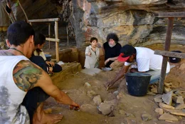 Das Team des franz&ouml;sischen Arch&auml;ologen Eric Bo&icirc;da (2.v.r.) erbrachte schlie&szlig;lich den letzten Beweis: Die ersten Amerikaner siedelten in Brasilien.