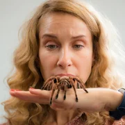 Spinnen, Kakerlaken, Gestank: Sind das die richtigen Mittel, um ungebetene G&auml;ste wieder loszuwerden? Eigentlich wei&szlig; Nora (Chiara Schoras), dass ein kl&auml;rendes Wort besser w&auml;re!