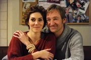 Nach vielen Irrungen und Wirrungen sind Fanny und Gregor endlich ein Paar. Von links: Fanny Lechner (Katrin Lux) und Gregor Brunner (Holger M. Wilhelm).