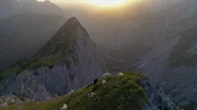 Drohnenflug &uuml;ber die Sunntigerspitze im Karwendel in Tirol.
