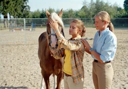 Pferdefl&uuml;sterin Andrea Kutsch ist zufrieden mit Alinas (Marett Katalin Klahn) Arbeit mit dem traumatisierten Silverado. Die 15-j&auml;hrige macht sich gut im "Pferdefl&uuml;stern".