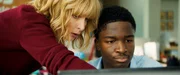 Alexandra (Karin Viard) sucht mit Amani (St&eacute;phane Bak) nach rettenden Fl&uuml;gen ins Ausland.