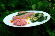 Das Thunfischsteak aus Montenegro wird in dicke Scheiben geschnitten, in Olivenöl und Petersilie mariniert und dann auf heißer Glut gebraten. Dazu passt ein Rote-Bete-Salat. Das Thunfischsteak aus Montenegro wird in dicke Scheiben geschnitten, in Olivenöl und Petersilie mariniert und dann auf heißer Glut gebraten. Dazu passt ein Rote-Bete-Salat.