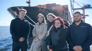 Das Team von 'On Deck', die nautischen Offiziersauszubildenden, auf dem Frachtschiff von links: Ansgar Stark, Gweny Backs, Sofia Spirgatis, Selina Schwarz und Jamie von Bresinski.