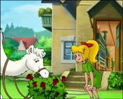 Ein wei&szlig;es Dromedar knabbert unter Bibis Aufsicht an den Rosenbl&uuml;ten in Blocksbergs Garten.
