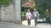 Das Prinzenpaar Alexandra und Prinz Georg zur Lippe vor dem Schlosstor.