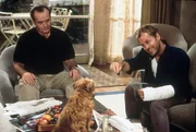 Als Simon (Greg Kinnear, r.) aus dem Krankenhaus kommt, ist er froh zu sehen, dass es Verdell (dem Hund) bei Melvin (Jack Nicholson) gut gegangen ist - so gut, dass der Hund gar nicht mehr weg will.