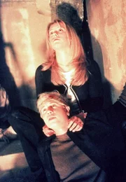 rbb Fernsehen INFERNO DER FLAMMEN, "Heaven's Fire", am Sonntag (17.05.15) um 22:30 Uhr. Deans Sohn Jeremy (Kaj-Erik Eriksen) versucht Fionas Tochter Aimee (Lisa Marie Caruk) w&auml;hrend des Hochhausbrandes zu helfen, doch dabei geraten sie beide in eine Sackgasse.