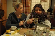 Yvi fordert die erk&auml;ltete Moni auf, sich auszukurieren. Von links: Yvonne Preissinger (Alexa Eilers) und Monika Vogl (Christine Reimers).