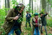 Stefan (Thomas Mraz) ist mit seinen Kindern Lisa (Adele Wolf), Jakob (Atreju Hollweg) und Fabian (Friedrich Wolf) im Wald und zeigt ihnen, wieviel Spa&szlig; es machen kann, ohne Plastikspielzeug zu spielen.