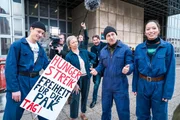 Die PAK-Mitglieder (von links) Alex (Nikolai Baar-Baarenfels), Gerda (Elfriede Sch&uuml;sseleder), Ferry (Roland D&uuml;ringer) und Luna (Sonja Chan) wurden freigelassen, stehen nun vor der Kripo und wundern sich &uuml;ber Stefans Protestaktion. Der ORF-Reporter Serge (Florian Pissecker, hinten Mitte) und sein Team filmen die Situation.