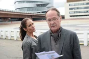 Selma Kirsch (Yve Burbach, l.) hat etwas Interessantes herausgefunden: Das Opfer hatte f&uuml;r Max Hagner (Uwe Jellinek, r.) einen Callboy bezahlt. Verheimlichte Max seine Homosexualit&auml;t, die nun aufzufliegen drohte?