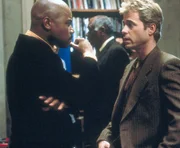 Simon (Greg Kinnear, r.) und sein farbiger Freund Frank (Cuba Gooding Jr.), ebenfalls ein Stachel in Melvins (nicht im Bild) Fleisch. (Darsteller hinten nicht bekannt.)