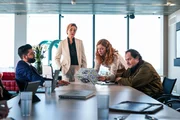 Besprechung im B&uuml;ro von Betty Kr&uuml;ger: Betty (Aglaia Szyszkowitz, 2. von links) und Assistent Masoud Azimi (Navid Navid, links) zeigen Marion (Marleen Lohse) und Stefan (Thomas Mraz) einen Spielzeugkarton mit dem Warnaufkleber, den Stefan zuvor in einer Aktion der PAK-"Parents Against Krempel" aufgeklebt hat. Keiner wei&szlig;, dass das Stefans Werk ist.