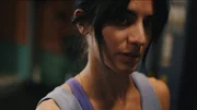 Im Fitnessstudio sp&uuml;rt Ava (Sara Shirpey) deutlich, wie gro&szlig; die Frustration ihrer besten Freundin Mikaela ist &ndash; eine Frustration, die sich sogar an den Trainingsger&auml;ten entl&auml;dt.