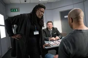 Im Beisein von DCI James Belmont (Chris Reilly, M.) wirft Ellis (Sharon D Clarke, l.) Stephen Mason (Michael Wildman, r.) vor, die Ermittlungen durch eine Falschaussage unnötig behindert zu haben. Im Beisein von DCI James Belmont (Chris Reilly, M.) wirft Ellis (Sharon D Clarke, l.) Stephen Mason (Michael Wildman, r.) vor, die Ermittlungen durch eine Falschaussage unnötig behindert zu haben.