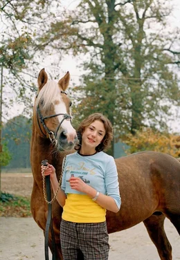 25 Uhr im Ersten. Die 15-j&auml;hrige Pferden&auml;rrin Alina (Marett Katalin Klahn) tr&auml;umt davon, mit dem Hengst Silverado ein Tunier zu reiten - und auch zu gewinnen. Leider geh&ouml;rt das Pferd ihrer Mitsch&uuml;lerin Jennifer, mit der sich Alina nicht sonderlich gut versteht. Nach einem Feuer l&auml;sst sich das Pferd nicht mehr reiten, und Jennifer will es verkaufen. Doch Alina k&auml;mpft um den Hengst.