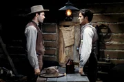 Jesse James (Tyrone Power, re.) und sein Bruder Frank (Henry Fonda, li.) streiten &uuml;ber den Sinn ihres Kampfes gegen die Bahngesellschaft. Aus Rache f&uuml;r den Tod ihrer Mutter hatten sie zahlreiche Bank- und Eisenbahn&uuml;berf&auml;lle begangen.