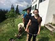 Christina Potschacher bringt die Ziegen auf die Zwieselalm.