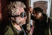 Damon (Yasin Boynuince, r.) scheitert am alten, seltsamen Franz Precht (Michael Hanemann, l.).