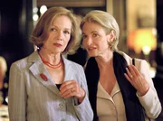 Seit vielen Jahren sind die Familien H&auml;rtling und Boerne miteinander befreundet. Insbesondere Prof. H&auml;rtlings Ehefrau Marlies (Petra Hinze, links) und Prof. Boernes Mutter Erika (Carola Regnier) verstehen sich bestens.