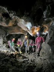 Universum: "Untersberg - Sagenreiche Natur", Der Untersberg gilt als der sagenreichste Berg der Alpen - reich an Mythen und H f6hlen. Ein riesiger Gebirgsstock zwischen Salzburg und Bayern. Der Hausberg f fcr Tausende St e4dter, von den Bewohnern der Region auch Wunderberg genannt. Die unverwechselbaren Menschen der wundersch&ouml;nen Landschaft erz&auml;hlen ihre Geschichten und gew&auml;hren Einblick in ein vom Berg gepr&auml;gtes Leben. Unaufgeregte und bescheidene Menschen, die gelernt haben, in und mit der Natur zu leben: Sennerinnen und H fcttenwirte, Skitourengeher, H f6hlenforscher und Kletterer. Doch immer mehr Menschen suchen im Gebirge neue Herausforderungen und den besonderen Nervenkitzel. 500.000 Menschen im Jahr besuchen den Untersberg.