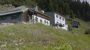 Die Zwieselalm und das Kaiser Wilhelm Haus sind von weitem zu sehen.
