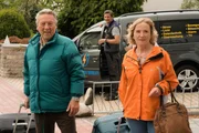 Geburtstag - Nora freut sich, als pl&ouml;tzlich ihre Eltern, seit 20 Jahren ausgewandert, vor der T&uuml;r stehen. Doch diese sind nicht gekommen, um zu feiern, sondern um zu bleiben. Wolfgang Kaffenberg (Hansj&uuml;rgen H&uuml;rrig, l.), Dario Boban (Marc Oliver Schulze, 2.v.r.), Hanne Kaffenberg (Ruth Reinecke).