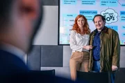 Marion (Marleen Lohse) stellt bei einer Besprechung in der Zentrale von Kids and Toys ihren Mann Stefan (Thomas Mraz) als Fotografen f&uuml;r die Kinderzeitung vor.