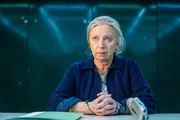 Gerda Schuster (Elfriede Sch&uuml;sseleder) wird beim Polizei-Verh&ouml;r mit den angeblichen Straftaten der PAK konfrontiert.