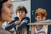 Pauline Hobrecht (Agnes Decker) befragt am abgesperrten Tatort Ronaldo (Liam James Kaiser, r.) und die anderen Kinder aus der Siedlung, ob sie etwas vom Mord an Balu mitbekommen haben.