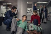 Tommy Gerstl (Jan-Henrik Stahlberg, M.) bricht im SOKO-B&uuml;ro zusammen und wird von Dr. Weissenb&ouml;ck (Florian Odendahl, l.) und Resi Schwaiger (Mersiha Husagic, r.) umsorgt, w&auml;hrend Arthur Bauer (Gerd Silberbauer, hinten l.) mit Janette Schnell (Ina Mehling, hinten r.) und ihrem Anwalt spricht.