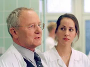 Die Entdeckung seiner Studentin Miriam (Isabelle Schmidt) stimmt Prof. Gregor H&auml;rtling (J&uuml;rgen Hentsch) sehr nachdenklich: Eigentlich d&uuml;rfte die professionell konservierte Frauenleiche nicht mehr bluten.