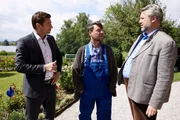 Die Kommissare Hansen (Igor Jeftic, l.) und Stadler (Dieter Fischer, r.) befragen Leo Schmitz (Tom Kre&szlig;, M.), den Bruder des Toten.
