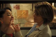 Kathi pr&auml;sentiert ihren Zahnschmuck stolz ihrer wenig begeisterten Chefin. Von links: Katharina Benninger (Carina Dengler) und Rosi Kirchleitner (Brigitte Walbrun).
