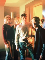 rbb Fernsehen INFERNO DER FLAMMEN, "Heaven's Fire", am Sonntag (17.05.15) um 22:30 Uhr. Dean McConnell (Eric Roberts, 2. v. re.) und seine Verlobte Fiona Dell (Cali Timmins, li.) bewahren die Nerven und starten eine Rettungsaktion, w&auml;hrend sich im Hochhaus zwei Br&auml;nde aufeinander zubewegen.