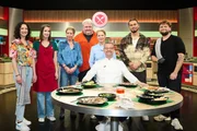 Gruppenfoto von links: Kandidaten Marie Bernhardt, Mirjam Zelt, Monika B&uuml;rger, Oliver Hagen, Moderatorin Cornelia Poletto, Juror Thomas Martin, Kandidaten Eric-Noah Langenfeld und Otis Palan