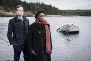 DCI Ellis (Sharon D Clarke) und ihr Kollege DS Harper (Andrew Gower) bei ihrem ersten gemeinsamen Fall: Ein junger Mann ist in seinem Auto gestorben, seine Freundin verschwunden. DCI Ellis (Sharon D Clarke) und ihr Kollege DS Harper (Andrew Gower) bei ihrem ersten gemeinsamen Fall: Ein junger Mann ist in seinem Auto gestorben, seine Freundin verschwunden.