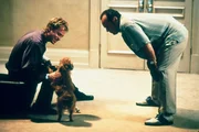 Als Simon (Greg Kinnear, r.) aus dem Krankenhaus kommt, ist er froh zu sehen, dass es Verdell (dem Hund) bei Melvin (Jack Nicholson) gut gegangen ist - so gut, dass der Hund gar nicht mehr weg will.