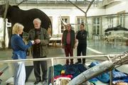 Friedemann Sonntag (Christian P&auml;tzold, 2.v.l.) berichtet Martina Seiffert (Astrid M. F&uuml;nderich, l.) alle Ereignisse der Tatnacht. Dieter Ahrens (J&uuml;rgen Haug, 2.v.r.) und Max Hagner (Uwe Jellinek, r.) k&ouml;nnen sich nicht erkl&auml;ren, wer einen krebskranken Mann umbringt.