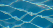 Die Sch&ouml;nheit des Alltags: Lichtbrechung im Swimming Pool.
