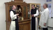 Pater Christian in der Brennerei.