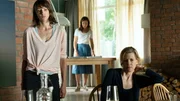 Nach dem gemeinsamen Essen sind Fiona Garbe (Natalia Belitski, l.) und Caro Garbe (Johanna Wokalek, M.) sauer auf Jan. Er h&auml;tte Ismail und seine Familie nicht einladen sollen. Helene Neumann (Ina Weisse, r.) hat die Begegnung zum Nachdenken gebracht.