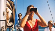 Die gute Urlaubsstimmung von Caro Garbe (Johanna Wokalek, M.), ihrer Schw&auml;gerin Fiona Garbe (Natalia Belitski, l.) und ihrer Freundin Helene Neumann (Ina Weisse, r.) wird durch eine Entdeckung auf dem Meer getr&uuml;bt.